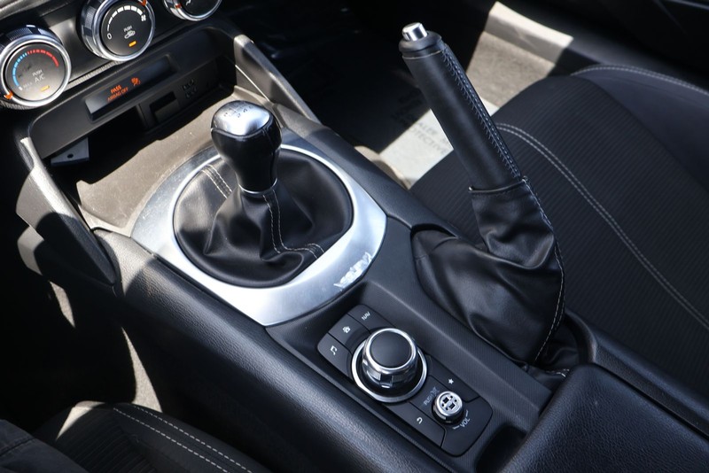 FIAT 124 Spider Vehicle Full-screen Gallery Image 29