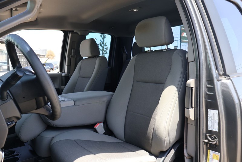 Ford F-150 Vehicle Full-screen Gallery Image 16