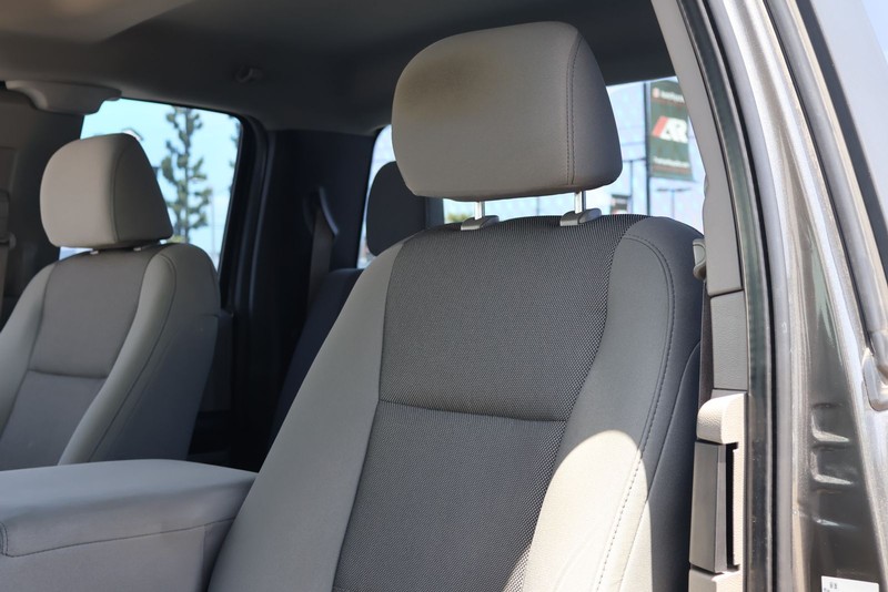 Ford F-150 Vehicle Full-screen Gallery Image 17