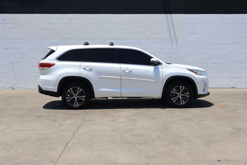 Toyota Highlander Vehicle Full-screen Gallery Image 04