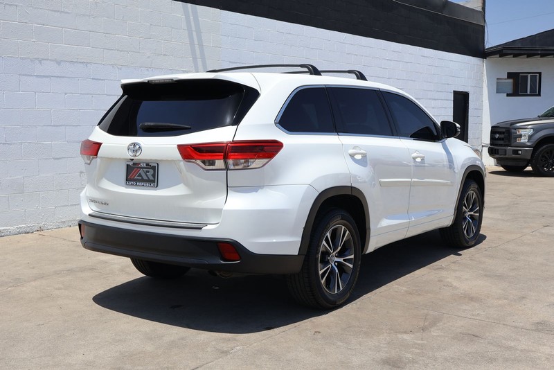 Toyota Highlander Vehicle Full-screen Gallery Image 05