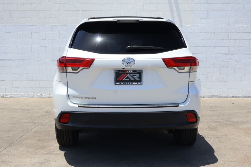 Toyota Highlander Vehicle Full-screen Gallery Image 06