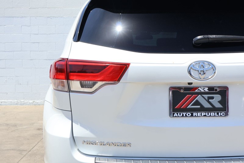 Toyota Highlander Vehicle Full-screen Gallery Image 07