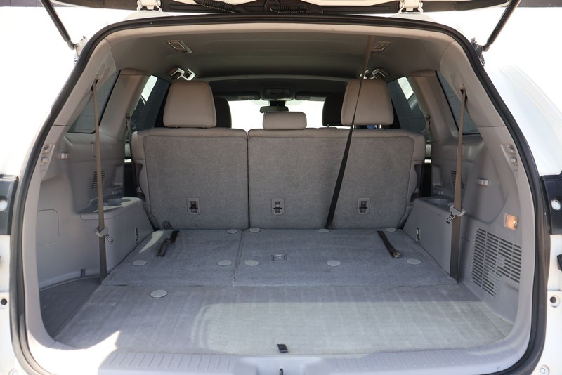 Toyota Highlander Vehicle Full-screen Gallery Image 08