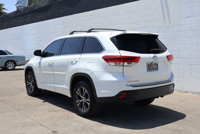 Toyota Highlander Vehicle Full-screen Gallery Image 09
