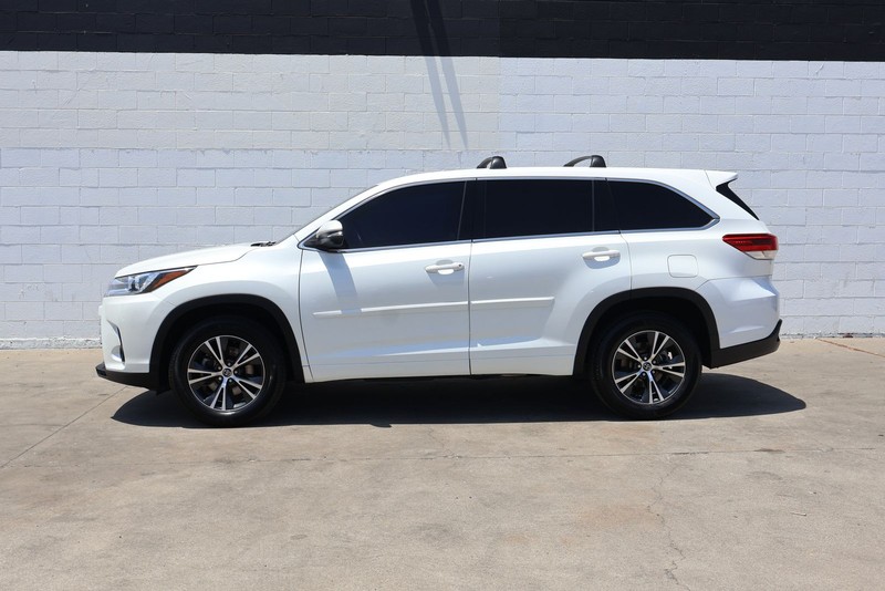 Toyota Highlander Vehicle Full-screen Gallery Image 10