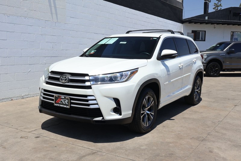 Toyota Highlander Vehicle Full-screen Gallery Image 11