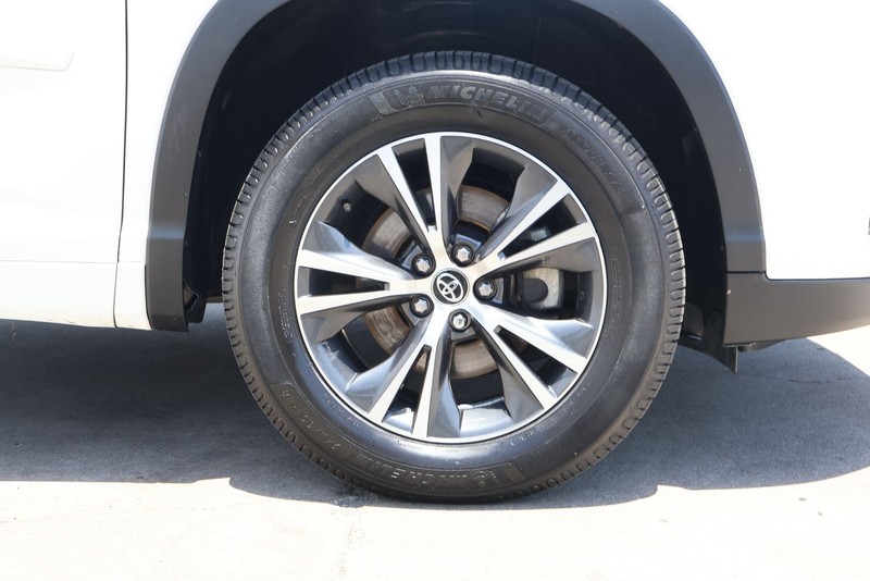 Toyota Highlander Vehicle Full-screen Gallery Image 13