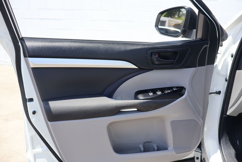 Toyota Highlander Vehicle Full-screen Gallery Image 14
