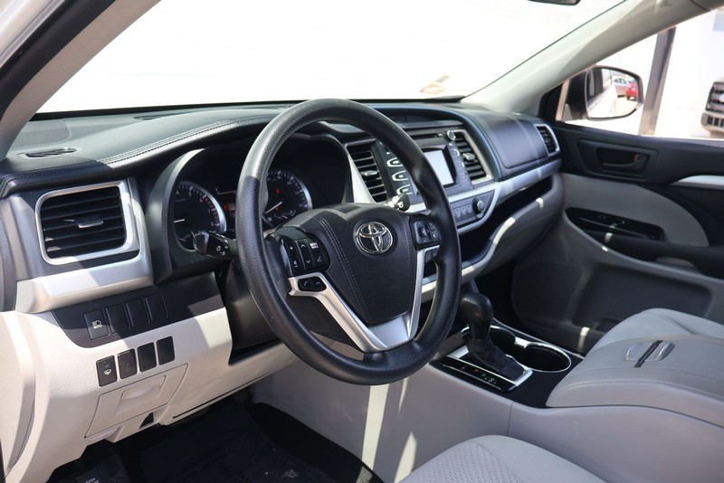 Toyota Highlander Vehicle Full-screen Gallery Image 15
