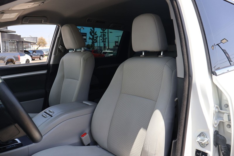 Toyota Highlander Vehicle Full-screen Gallery Image 16