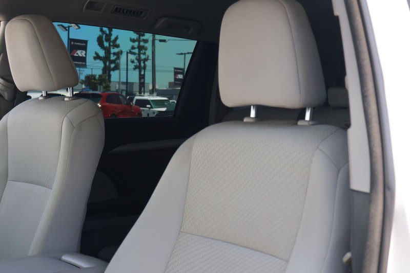 Toyota Highlander Vehicle Full-screen Gallery Image 17