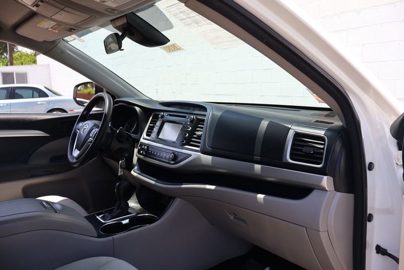 Toyota Highlander Vehicle Full-screen Gallery Image 18