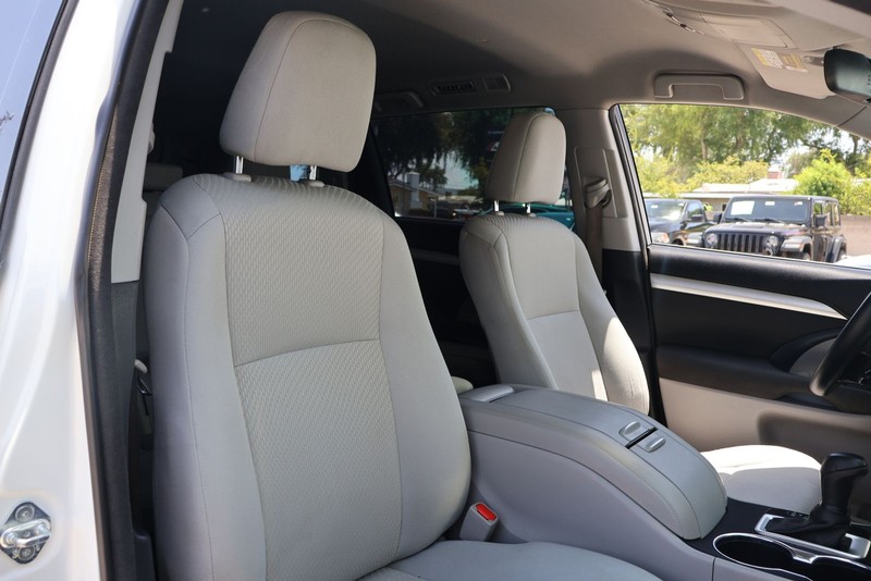 Toyota Highlander Vehicle Full-screen Gallery Image 19