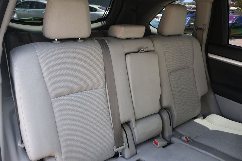 Toyota Highlander Vehicle Full-screen Gallery Image 20