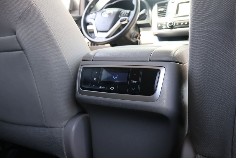 Toyota Highlander Vehicle Full-screen Gallery Image 22