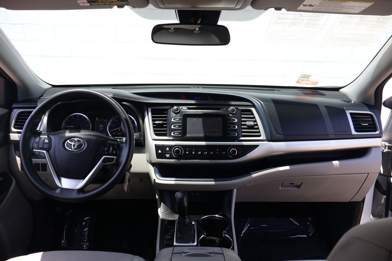 Toyota Highlander Vehicle Full-screen Gallery Image 23