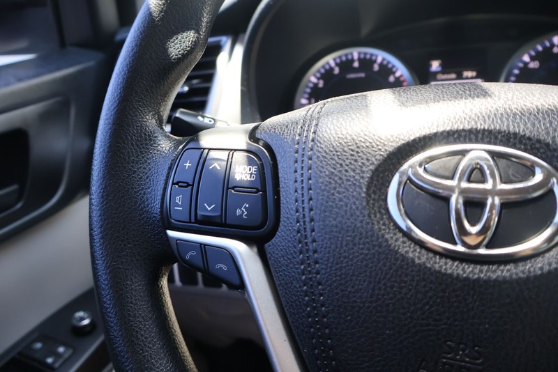 Toyota Highlander Vehicle Full-screen Gallery Image 26
