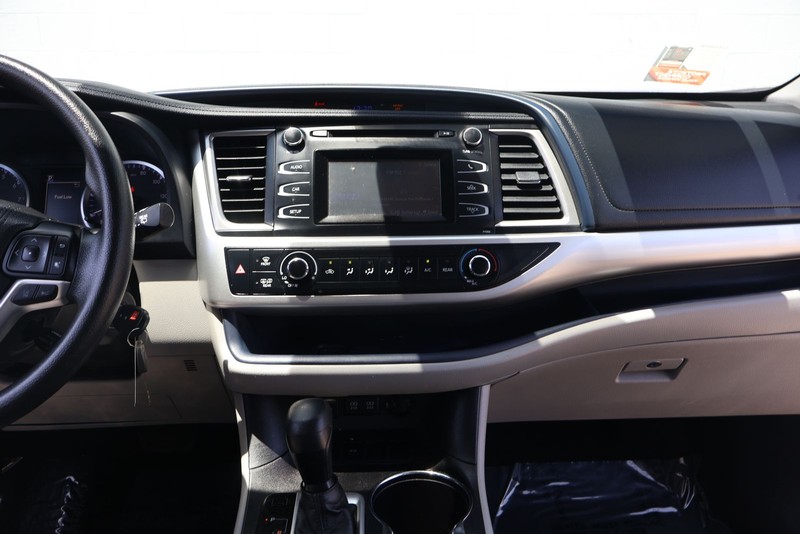 Toyota Highlander Vehicle Full-screen Gallery Image 28