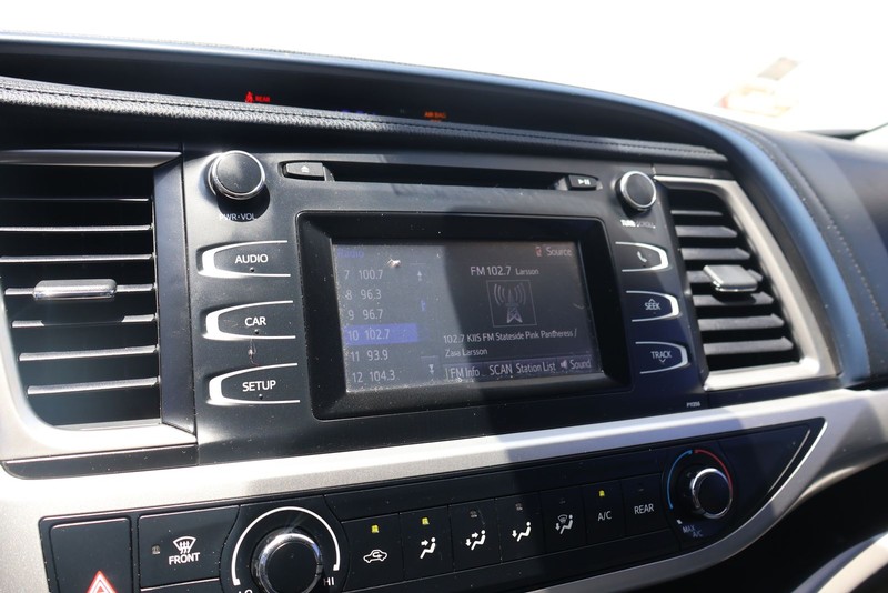 Toyota Highlander Vehicle Full-screen Gallery Image 29