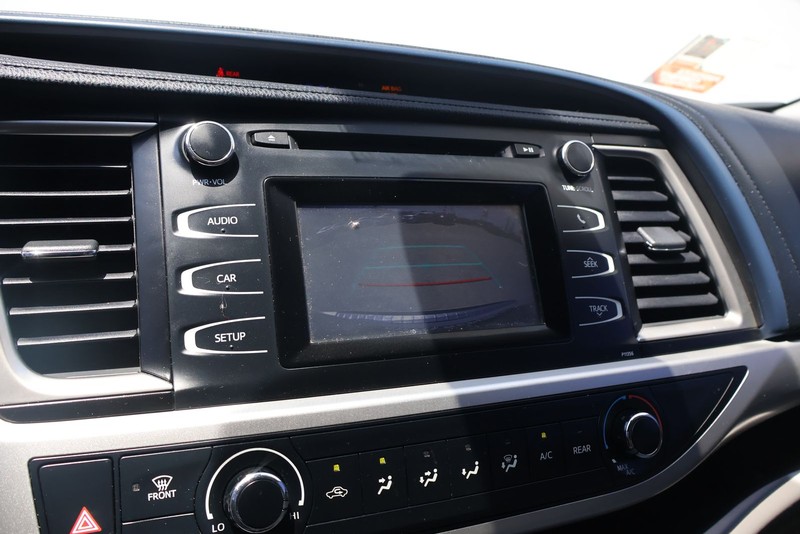 Toyota Highlander Vehicle Full-screen Gallery Image 30