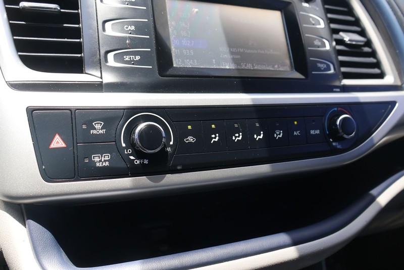 Toyota Highlander Vehicle Full-screen Gallery Image 31