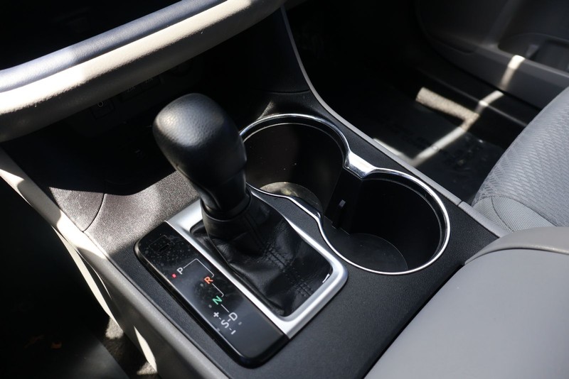 Toyota Highlander Vehicle Full-screen Gallery Image 32