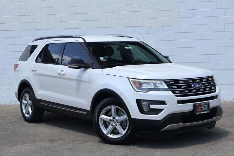 Ford Explorer Vehicle Full-screen Gallery Image 01