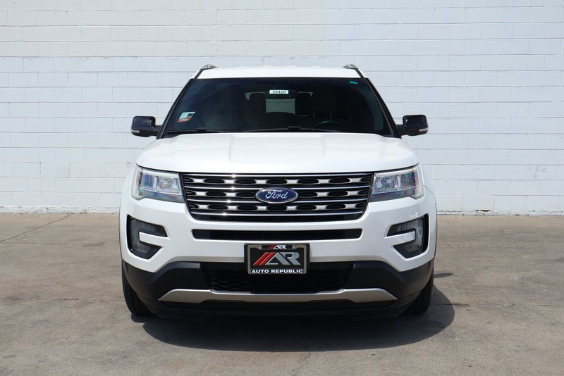 Ford Explorer Vehicle Full-screen Gallery Image 02