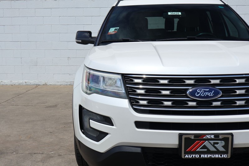 Ford Explorer Vehicle Full-screen Gallery Image 03