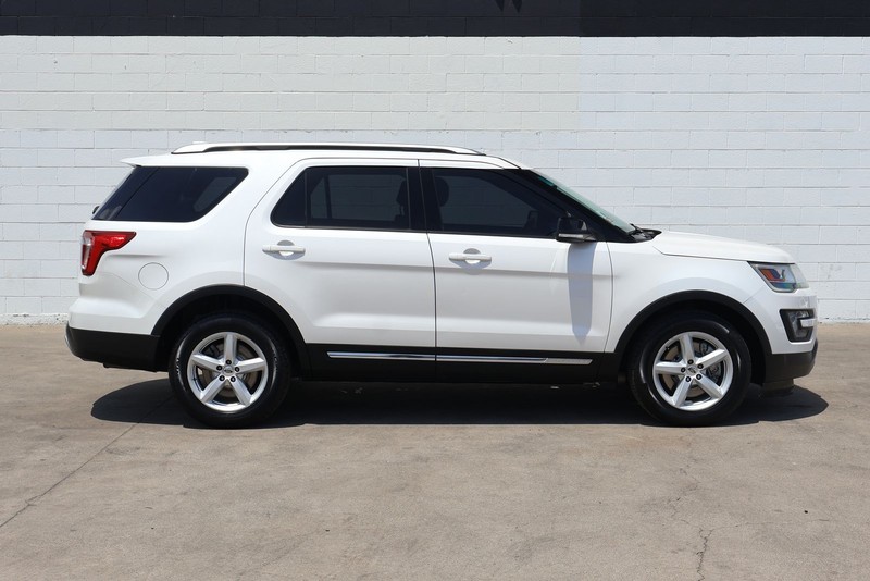 Ford Explorer Vehicle Full-screen Gallery Image 04