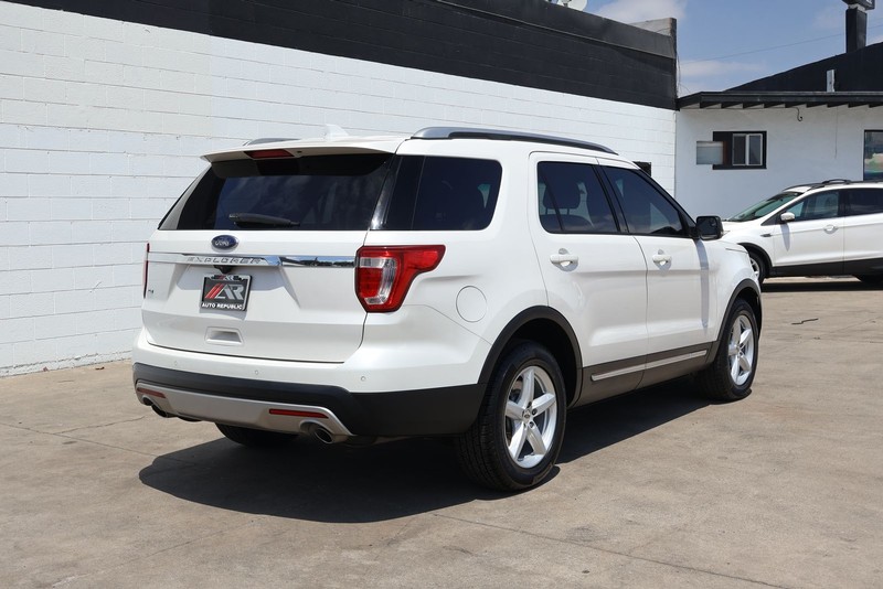 Ford Explorer Vehicle Full-screen Gallery Image 05