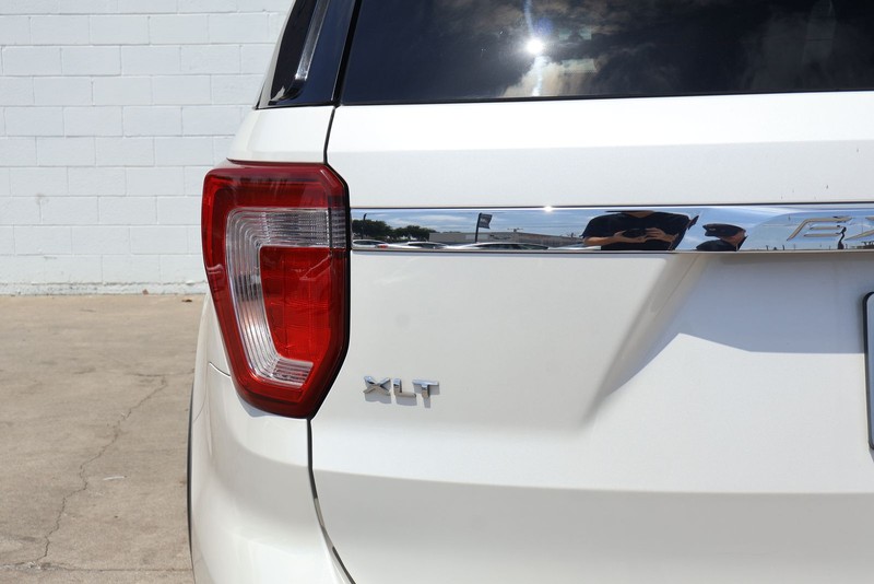 Ford Explorer Vehicle Full-screen Gallery Image 07