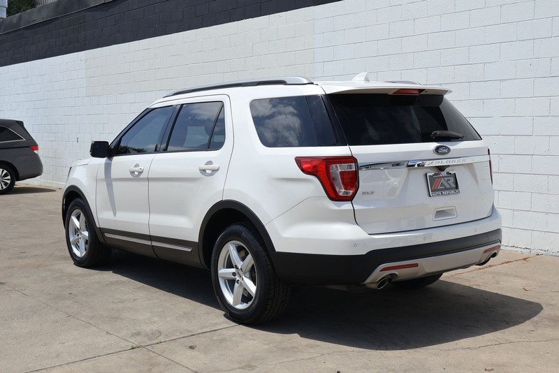 Ford Explorer Vehicle Full-screen Gallery Image 09