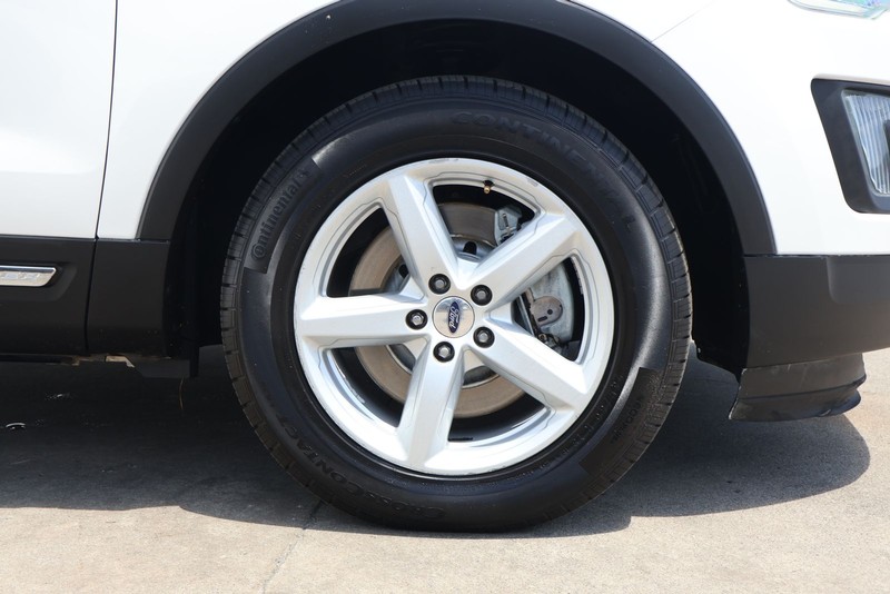 Ford Explorer Vehicle Full-screen Gallery Image 13