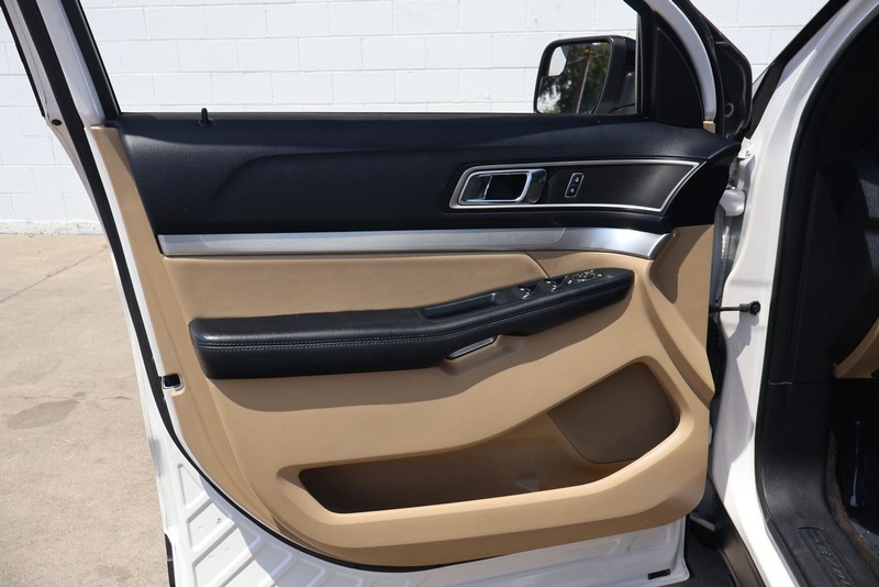 Ford Explorer Vehicle Full-screen Gallery Image 14