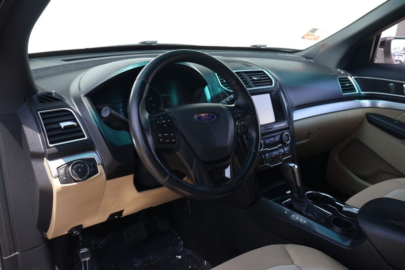 Ford Explorer Vehicle Full-screen Gallery Image 15
