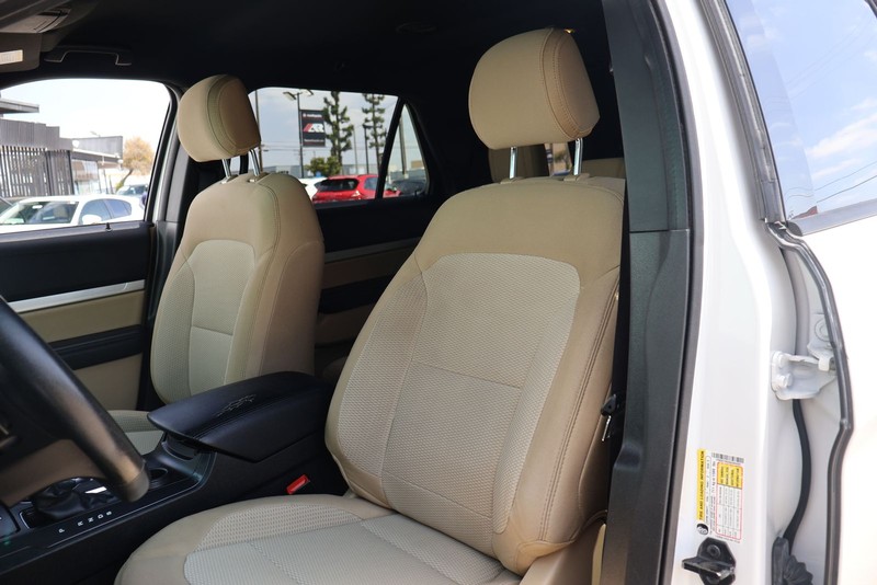 Ford Explorer Vehicle Full-screen Gallery Image 16