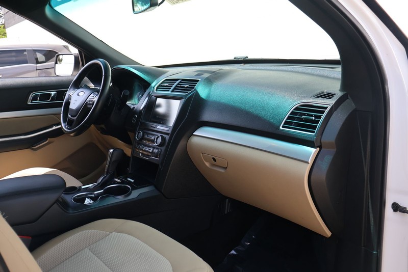 Ford Explorer Vehicle Full-screen Gallery Image 18