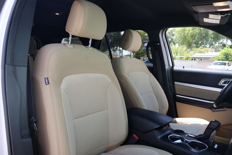 Ford Explorer Vehicle Full-screen Gallery Image 19