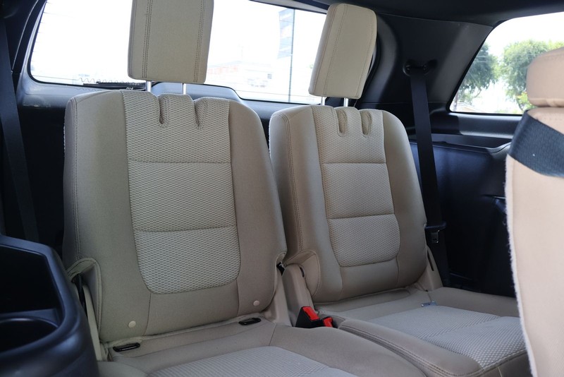 Ford Explorer Vehicle Full-screen Gallery Image 21