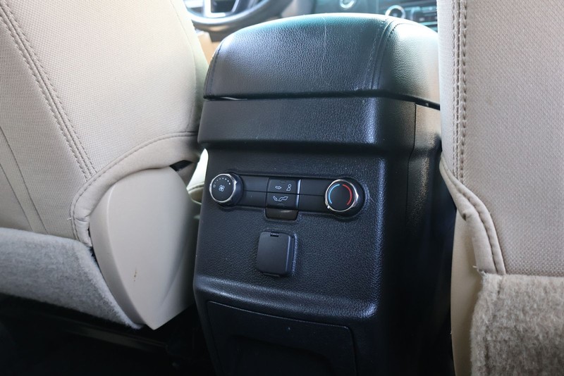 Ford Explorer Vehicle Full-screen Gallery Image 22