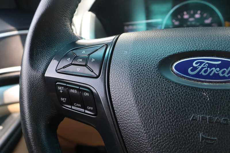 Ford Explorer Vehicle Full-screen Gallery Image 26
