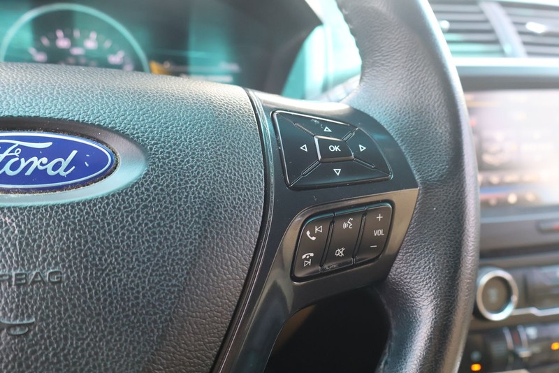 Ford Explorer Vehicle Full-screen Gallery Image 27