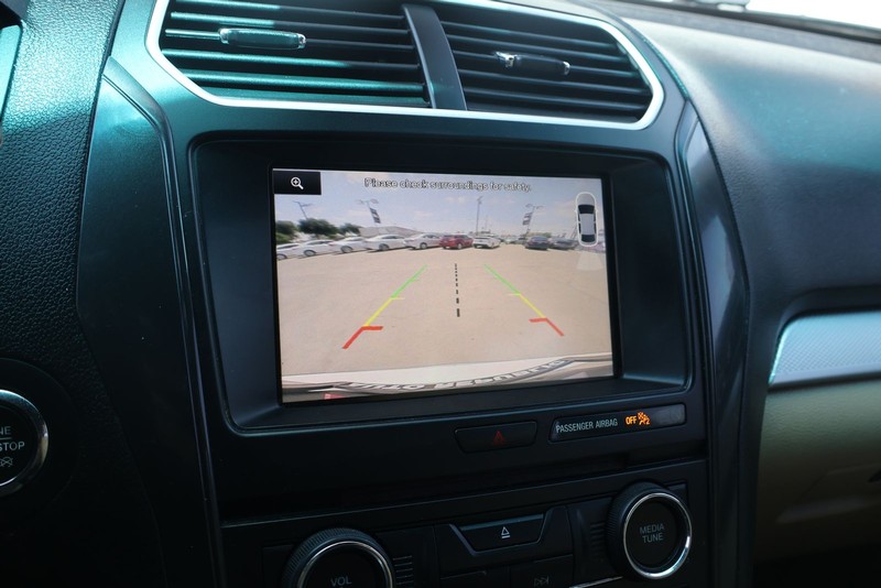 Ford Explorer Vehicle Full-screen Gallery Image 31