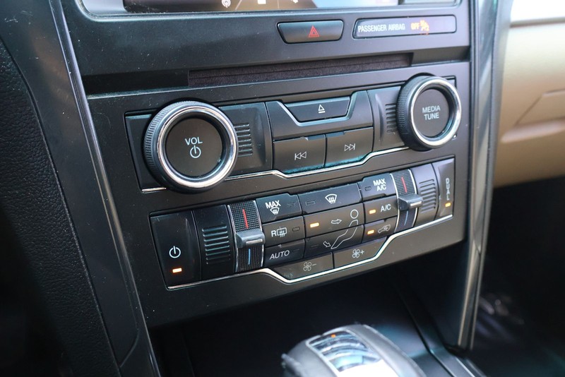 Ford Explorer Vehicle Full-screen Gallery Image 32