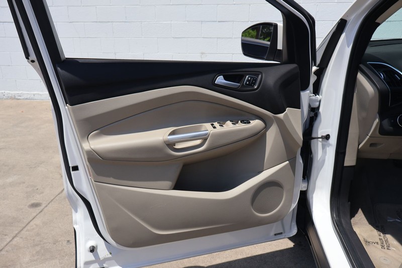 Ford Escape Vehicle Full-screen Gallery Image 14