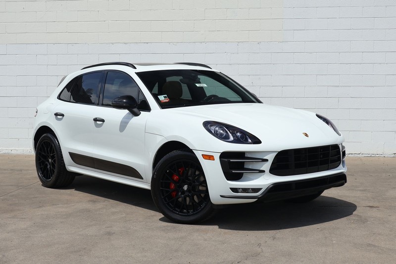 Porsche Macan Vehicle Full-screen Gallery Image 01