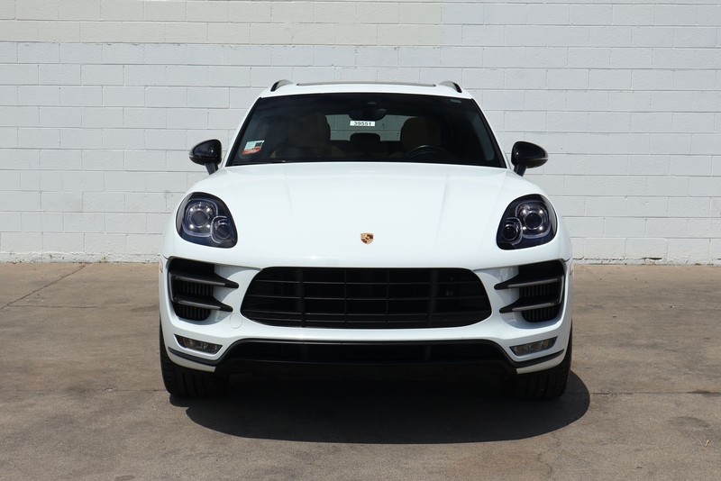 Porsche Macan Vehicle Full-screen Gallery Image 02