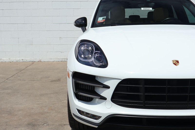 Porsche Macan Vehicle Full-screen Gallery Image 03